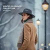 Mujer con sombrero fedora gris y abrigo camel en un día de nieve, mirando a un lado.